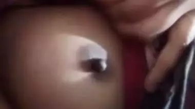 Beautiful bhabhi round boobs showing with sharp nipples