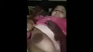 Phone conversation doesn't prevent Desi woman from doing XXX things