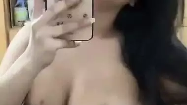 Pakistani sex MMS of a naked girl showing her body