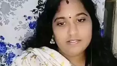 Telugu tanker bhabhi showing and pressing huge boobs