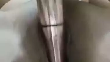 Karachi babe fucks with a metal rod in xxx Pakistani MMS