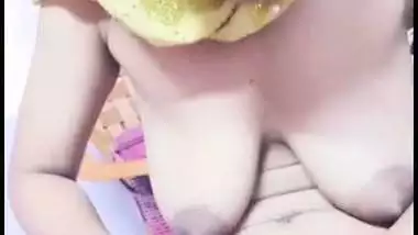 Hijabi girl records her nude MMS, sucking stepbrother’s dick