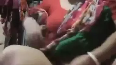 Bangla sex video of a poor aunty bouncing on a plastic bottle