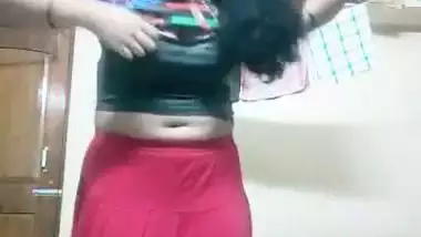 Tamil ponnu dressing after nude body showing MMS