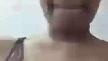 Desi Unhooking bra solo selfie