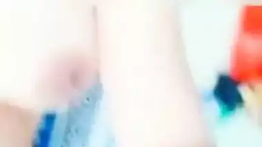 Natural Desi MILF shows XXX boobs and squeezes them so sexy on camera