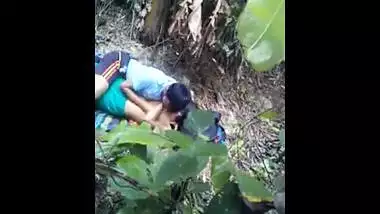 Newly wed pair have a fun outdoor sex on their honeymoon
