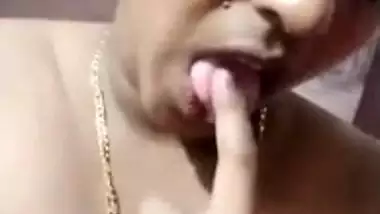 Desi nude milf shoots her naked MMS for her lover