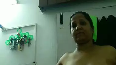 Stepmom naked after bath showing big boobs viral MMS