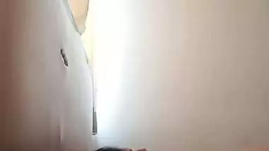 Man bangs his chubby Bhabhi’s chut in Hindi xxx MMS