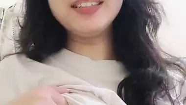 Desi beauty lifting bra one side boob show viral MMS