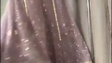 Beautiful Muslim lady lifts salwar and shows pussy