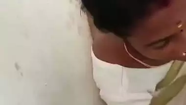 Cheating wife gives an outdoors Tamil blowjob to her BF