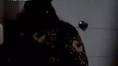 Indian MILF allows guy to film a XXX story about her sex body parts