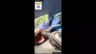 Today Exclusive-Desi Girl Showing Her Boobs o...