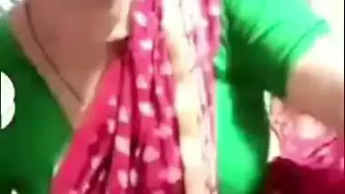 Village aunty saree lifting naked pussy viral show