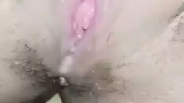 Desi aunty plays with her wet pussy in Tamil aunty sex MMS