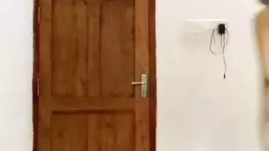 Young desi nude girl strips down her saree on camera