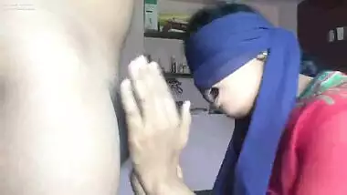 Blindfold doesn't prevent Indian MILF from practicing oral sex
