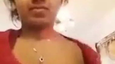 Desi cute bhabi showing her boobs nipple