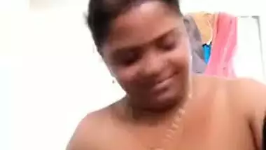 Indian whore gives sexual joy to viewers showing off XXX coconuts