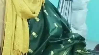Muslim lady gives a desi blowjob to her lover