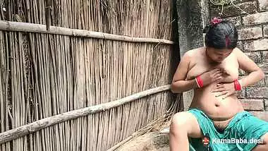 Desi xxx video of Bhabhi sucking a dick while bathing