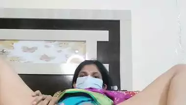 Desi bhabi removing saree and nude show for money