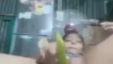 Narayanganj girl masturbating using banana MMS video