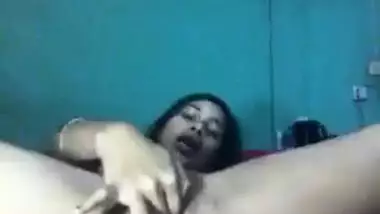 Desi babe excellently works on XXX pussy masturbating it in bed