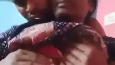 Pervert squeezes mature lady’s boobs in desi aunty sex MMS