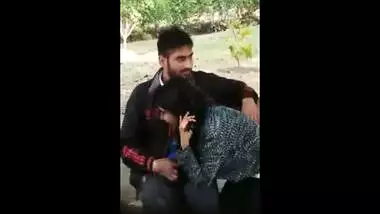 Desi outdoor boob press & blowjob in park scandal