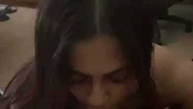An Indian origin babe gives an NRI blowjob to her lover