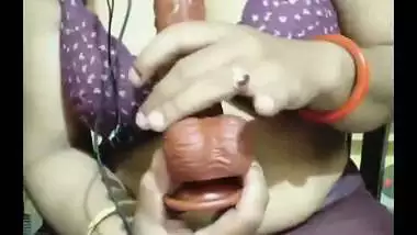 Milf strips and shows her naked body in the Tamil sex video