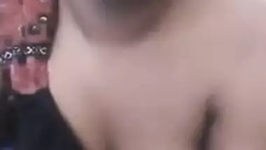 Adorable Indian girl sings XXX song making viewers in mood for sex
