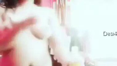 Webcam video of good-looking Desi girl oiling wonderful body